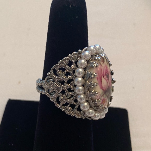 HTF Schuhmacher Ladies Ring Silver Tone White Pearl & Rose Cabochon Size 6.5+ - Picture 2 of 7
